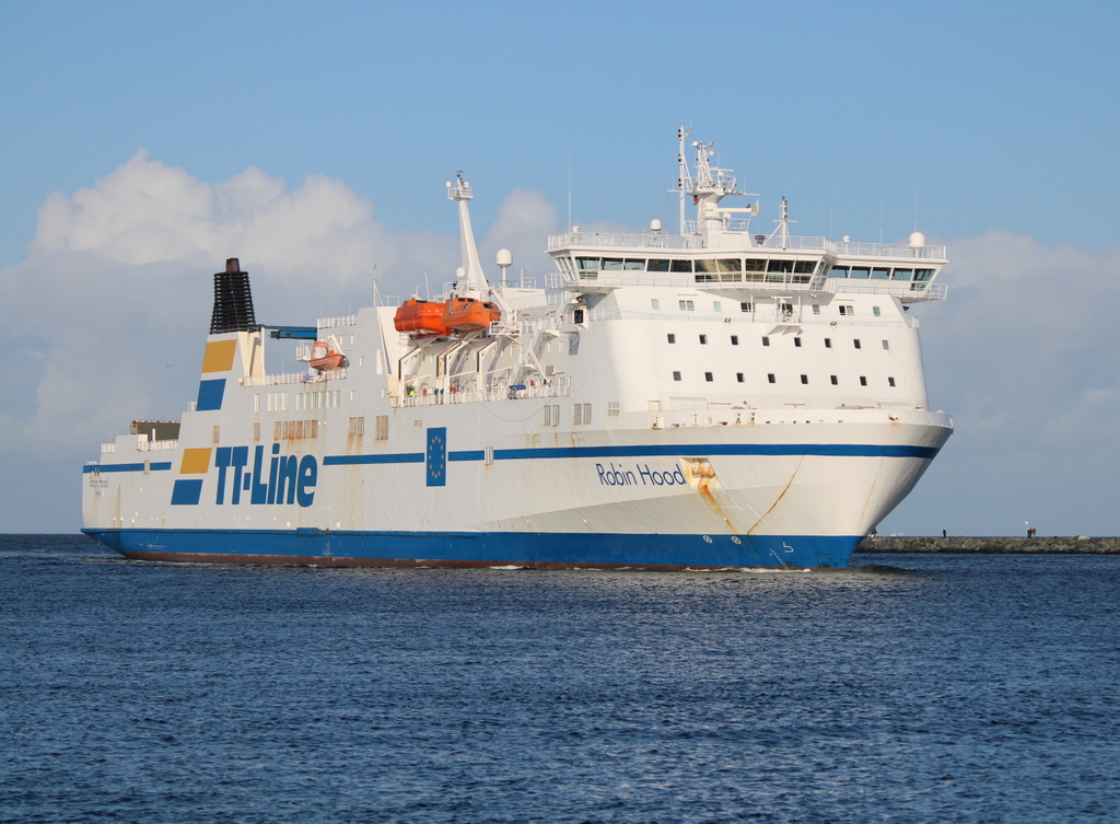 Bei bestem Wetter kam die TT-Line Fähre ROBIN HOOD(Heimathafen Emden)auf ihrem Seeweg von Travemünde nach Trelleborg via Rostock in Warnemünde rein.21.11.2021