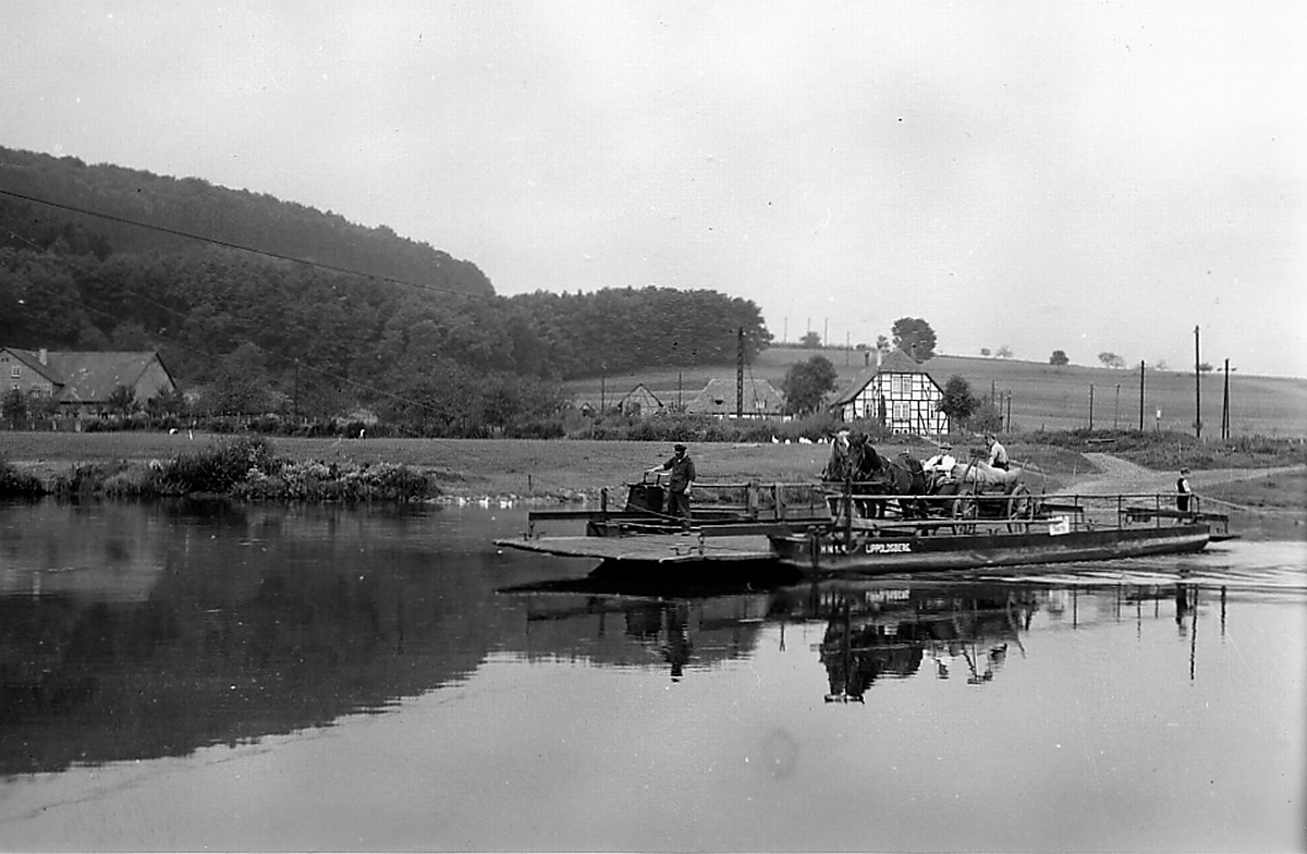 Bei einem Urlaub meiner Eltern im Weserbergland machte mein Vater Heinz Lüdicke im Jahre 1950 einige Aufnahmen der auch heute noch existierenden Gierseilfähre Lippoldsberg. Hier wird ein Pferdegespann über die Weser transportiert.