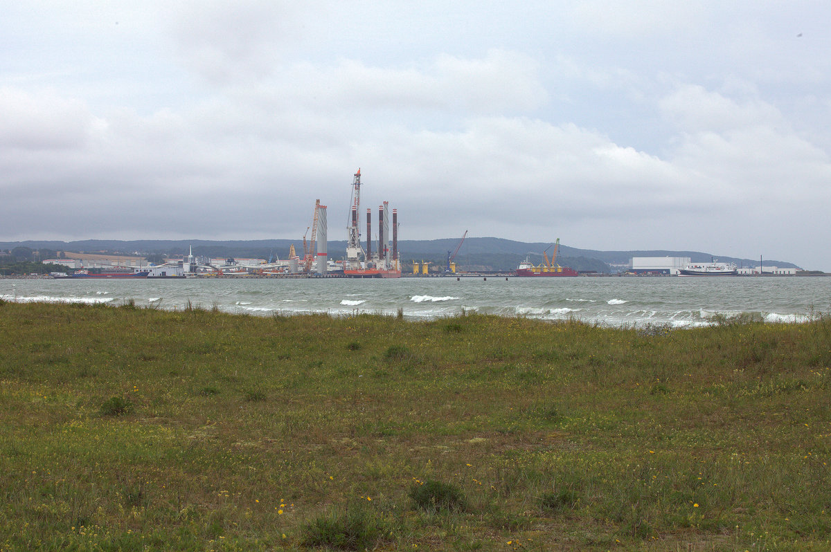 Bei etwas besserem Wetter lohnt sich mal der Teleblick von Binz nach Mukran.26.07.2017 12:51 Uhr.