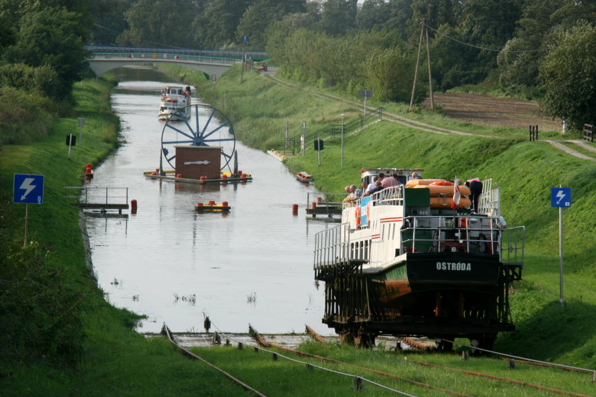 Bei einer Fahrt über die Rollberge wurde mir bewusst, wie genial die Idee dieser technischen Lösung ist. Bei der Planung des Oberländischen Kanals wurde zur Überwindung des Höhenunterschieds von 100 m fünf Schleusenanlagen mit insgesamt 20 Kammern geplant. Aus Kostengründung entschied man sich für den Bau der fünf Rollberge. Für die Überwindung von 22 m Höhenunterschied benötigt ein Schiff hier 15 Minuten. Zum Vergleich zu einer Schleusenanlage mit fünf Kammern wähle ich die 1892 in Betrieb genommene Vrangfoss sluser am Telemarkkanal in Norwegen. Hier benötigt ein Kanalschiff zur Überwindung von 23 m eine Stunde!
Auf dem Bild wird die M/S  Marabut  über den Rollberg Jelenie talwärts transportiert; 09.09.2017