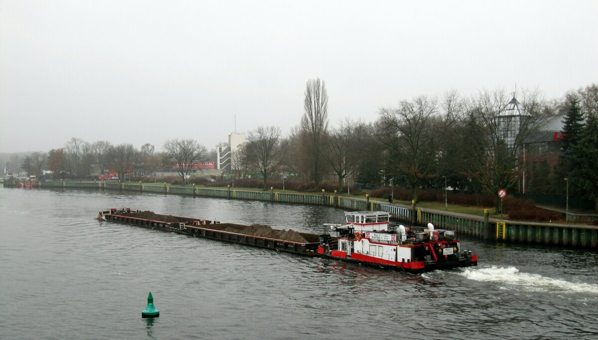 Bei Nass-Trübem Wetter schob am 14.12.2021 das Schubboot  MAX I (05607800 , 14 x 8,16m) zwei je 32,50m lange Leichter auf der  HAVEL  in Berlin-Spandau zu Tal. Hier zu sehen am Tankschiffliegehafen. 