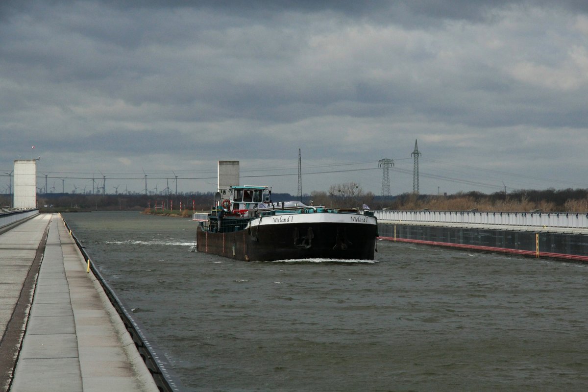 Bei starkem Wind mußte das Schubboot Wieland (08356032 , 24,92 x 5,35m) seinen GSL Wieland I am 13.03.2019 auf dem Mittellandkanal über die Trogbrücke und damit die Elbe schieben. Das kann u.U. eine heikle Angelegenheit werden.
