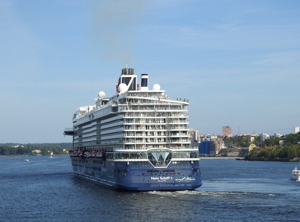 Bei unserer  Panoramafahrt  im August 2020 Treffen wir im Stockholm die  Mein Schiff 1 . Sie ist in Kiel gestartet.
