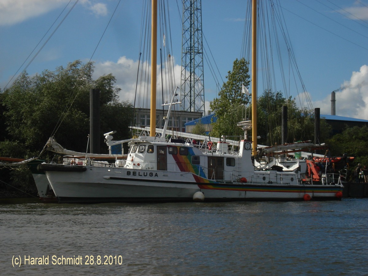 BELUGA (ENI 05301990) am  28.8.2010, Hamburg in der Rethe vor der Außerdienststellung /
Flußaktionsschiff (Green Peace)  / Lüa 24 m, B 5,2 m, Tg 1,69 m / 2 MB-Diesel, ges.442 kW, 600 PS, 2 Propeller, 13,5 kn / 1961 bei Burmester-Werft, Bremen-Lesum als FEUERLÖSCHBOOT 3 für die Bremer Feuerwehr, 1984 für 120.000 DM an Green Peace, in mehr als 10.000 freiwilligen Arbeitsstunden und Einsatz von 900.000 DM Eigenmitteln auf einer Hamburger Werft zum Flußaktionsschiff umgebaut. 2004 bis 2010 Schulungsschiff für Aktivisten. Seit Mai 2013 als Mahnmal vor dem Eingang zum Salzstock Gorleben.
