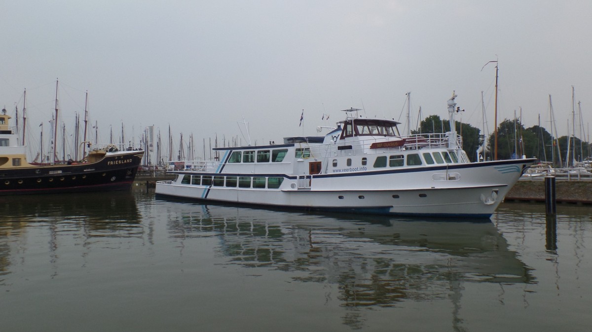 BEP GLASIUS (ENI 02006409) am 5.9.2014 im Hafen von Enkhuizen, NL /
Fahrgastschiff / Lüa 36,75 m, B 6,59 m, Tg 1,85 m / 2 Diesel, Volvo Penta, D7TA, ges, 460 PS / 300 Fahrgäste / gebaut 1966 bei Peters Scheepswerf, Dedemsvaart, NL  / Eigner: V. & O. Rederij BV, Enkhuizen, NL Flagge: NL  / Einsatz: im Fährdienst  Enkhuizen – Staveren / 2007 um 1,8 m verlängert, 2009 neue Motore /
