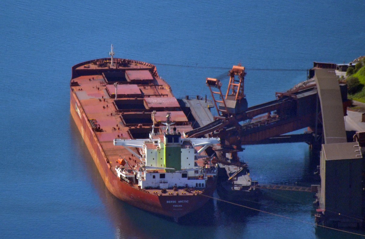 BERGE  ARCTIC, ein Erzfrachter. Baujahr: 2001,IMO: 9221906, hier zu sehen an der neuen Ladestelle in Narvik am 05.07.2014. Länge: 292m, Breite: 48m. Bruttoraumzahl: 91563 Tragfähigkeit: 174285 DWT.  Aufnahme von einem Berg.  
