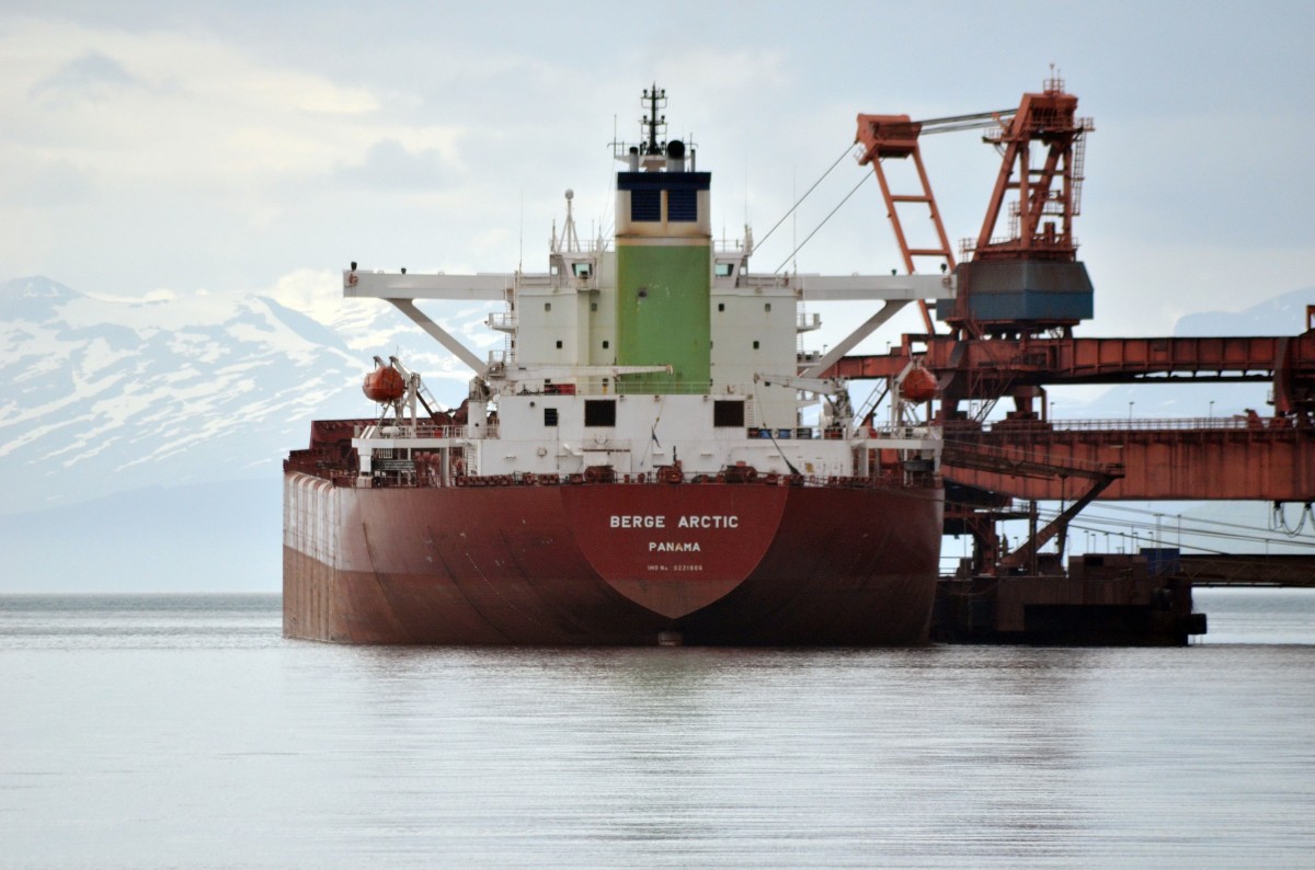 BERGE  ARCTIC, ein Erzfrachter. IMO:  9221906,  Hier zusehen an der neuen Ladestelle in Narvik am 04.07.2014. Lnge: 292m, Breite: 48m.              