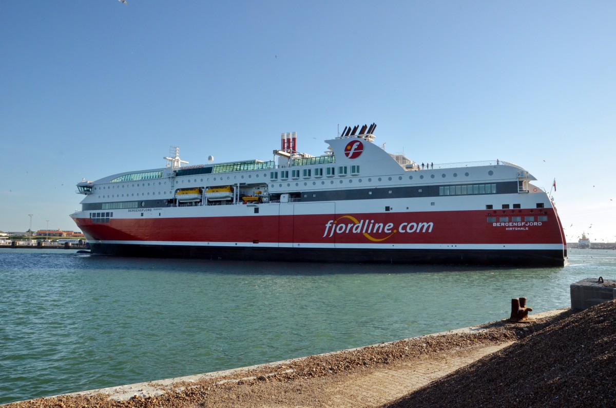 BERGENSFJORD Fhrschiff von Fjordline, IMO: 9586617 Heimathafen Hirtshals. Beim Einlaufen und Wendemanver beobachtet am 15.06.2014. Im Frhjahr 2014 wird die neue Fhre M/S Bergensfjord in Dienst gestellt, L; 170m, B; 27,50m,  Passagiere 1500, Autos 600, Lngenmeter 1350.