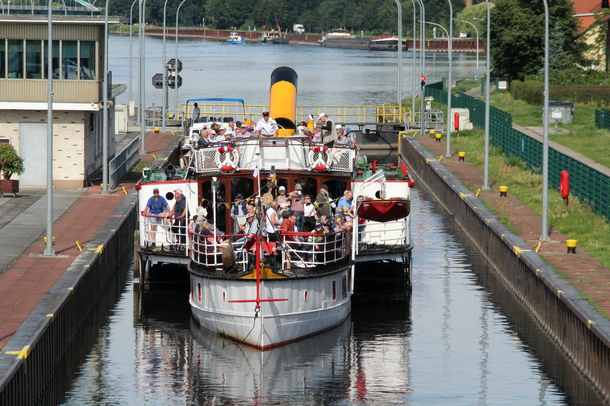 Bergschleusung in der Vorstadtschleuse Brandenburg/Havel UHW km 55,5. Dampf-FGS Kaiser Wilhelm (5101270) auf seiner Sommer-Berlin-Reise am 24.07.2017.