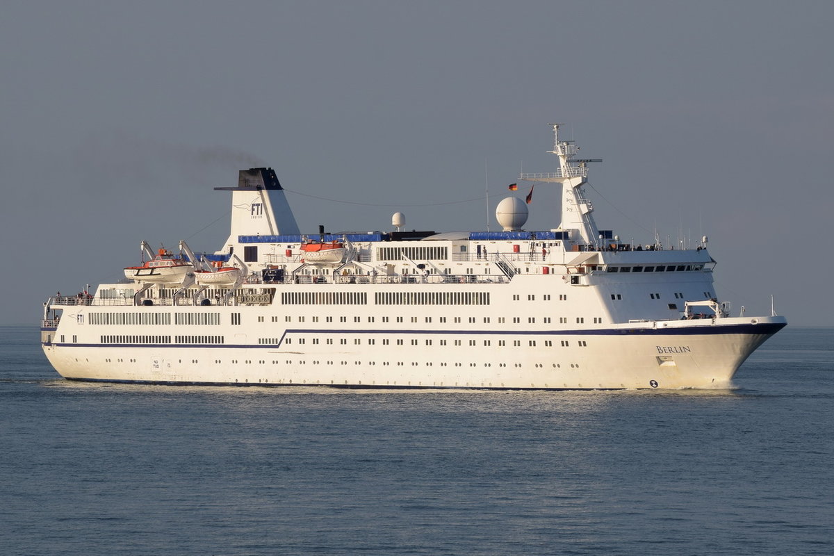 BERLIN , Kreuzfahrtschiff , IMO 7904889 , Baujahr 1980 , 139.3m × 17.5m , 420 Passagiere bei 120 Besatzung , am 05.09.2018 bei der Alten Liebe Cuxhaven