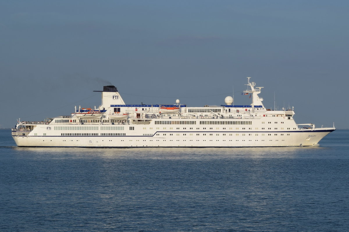 BERLIN , Kreuzfahrtschiff , IMO 7904889 , Baujahr 1980 , 139.3m × 17.5m , 420 Passagiere bei 120 Besatzung , bei der Alten Liebe Cuxhaven am 05.09.2018 