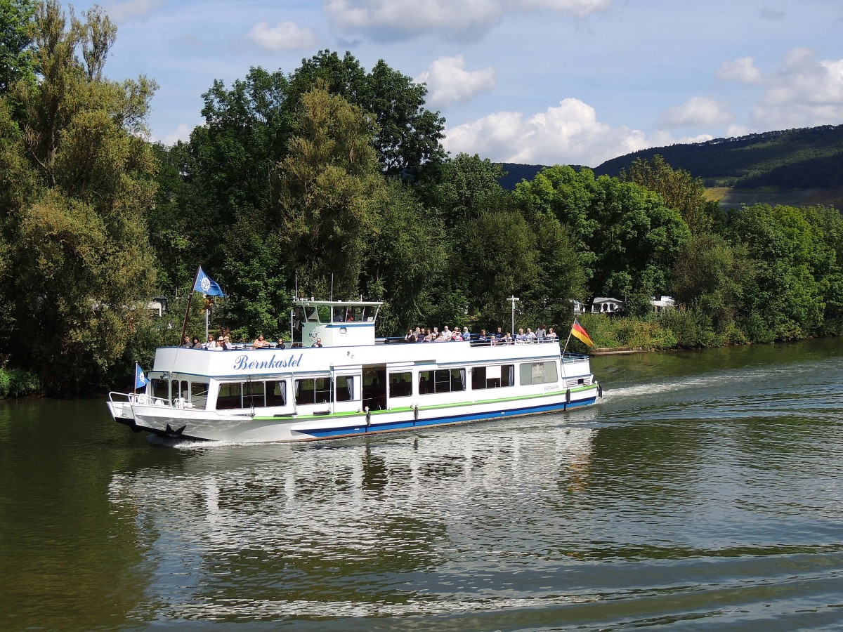 Bernkastel (04304690; L=28; B=6,1m; 249Pass; 240PS; Bj.1969)absolviert im Bereich Bernkastel eine Moselrundfahrt; 120827