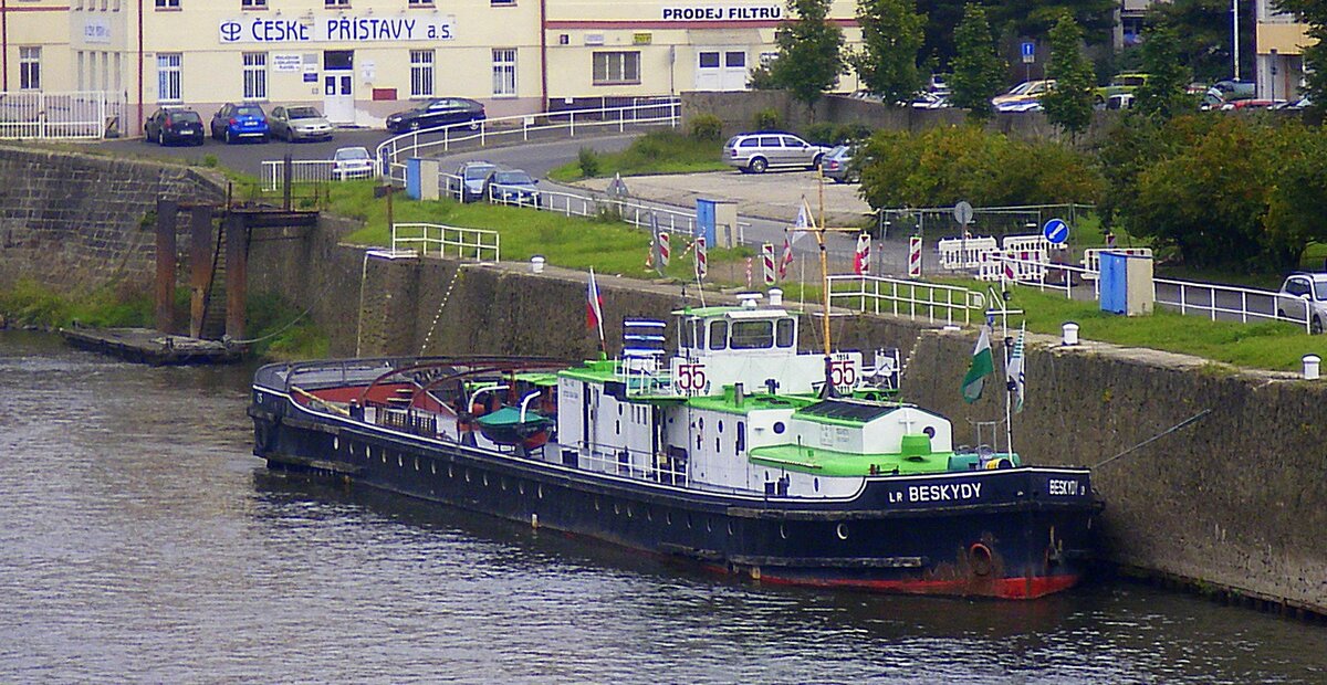  Beskydy  am Anleger in Tetschen-Bodenbach (Usti nad Labem), ist der letzt aktive original erhaltene Heckradschlepper, L=58m, B=9,40m, 500 PS, Tiefgang 1m, Tonnage 50t, Baujahr 1956, fährt unter tschechischer Flagge, Europa-Nr.32103671, Mai 2009