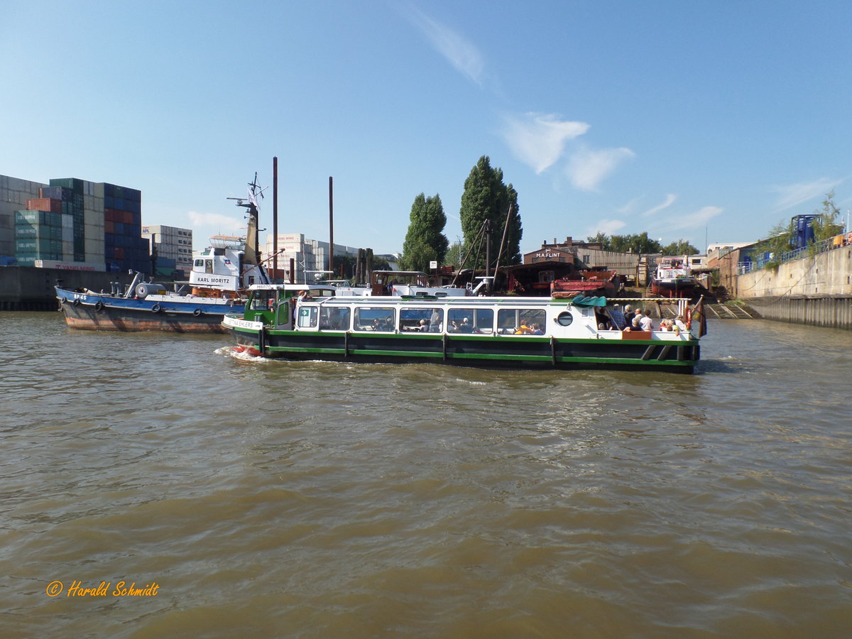 BETTINA EHLERS (H 6070) am 7.9.2016, Hamburg im Reiherstieg vor der Flint-Werft / 

sinksichere Rundfahrtbarkasse / Lüa 18 m, B 4,8 m, Tg  m / 1 Diesel, Iveco, 132 kW (180 PS) / max. 85 Pass. / gebaut 2009 bei Feltz Werft, HH-Finkenwerder / Eigner: Barkassen-Centrale Ehlers, Hamburg /
