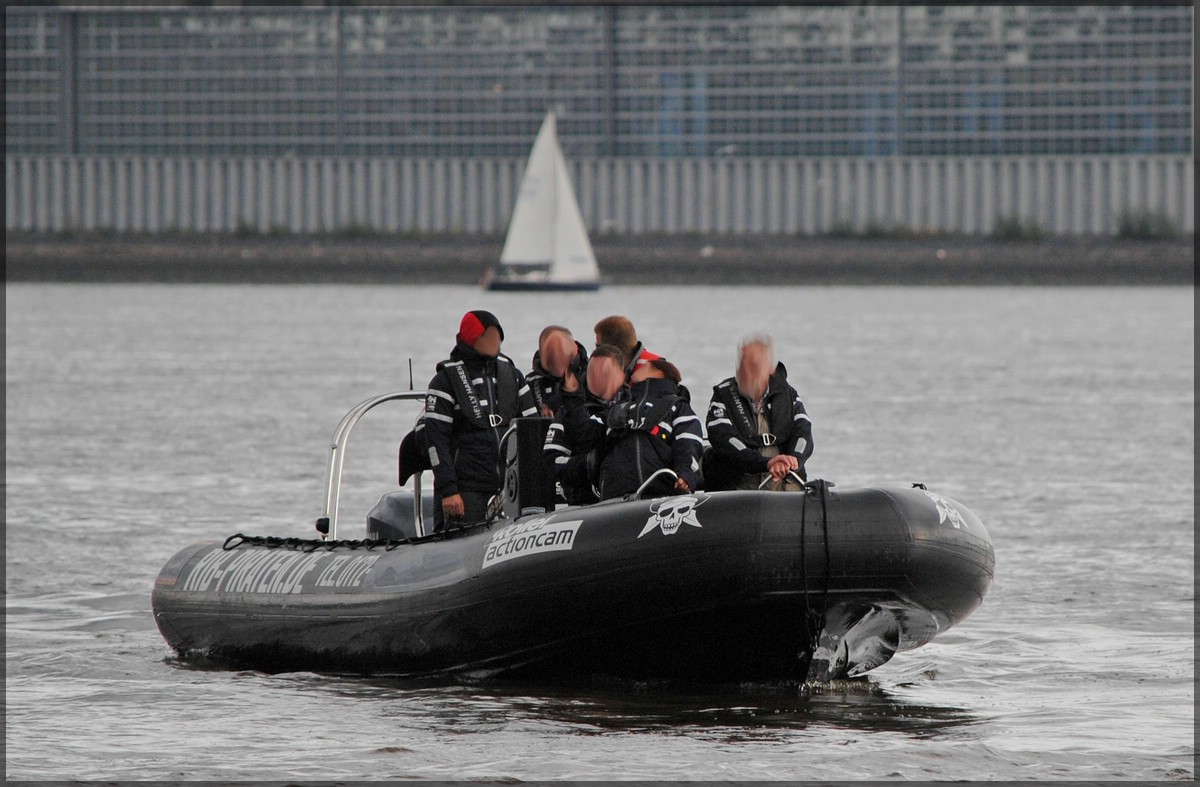 Bevor diese Gruppe mit ihrem Boot losfhrt warten sie noch auf die Kollegen mit einem hnlichen Schlauchboot um gemeinsam einen Ausflug ber die Elbe bei Hamburg zu machen. 21.09.2013