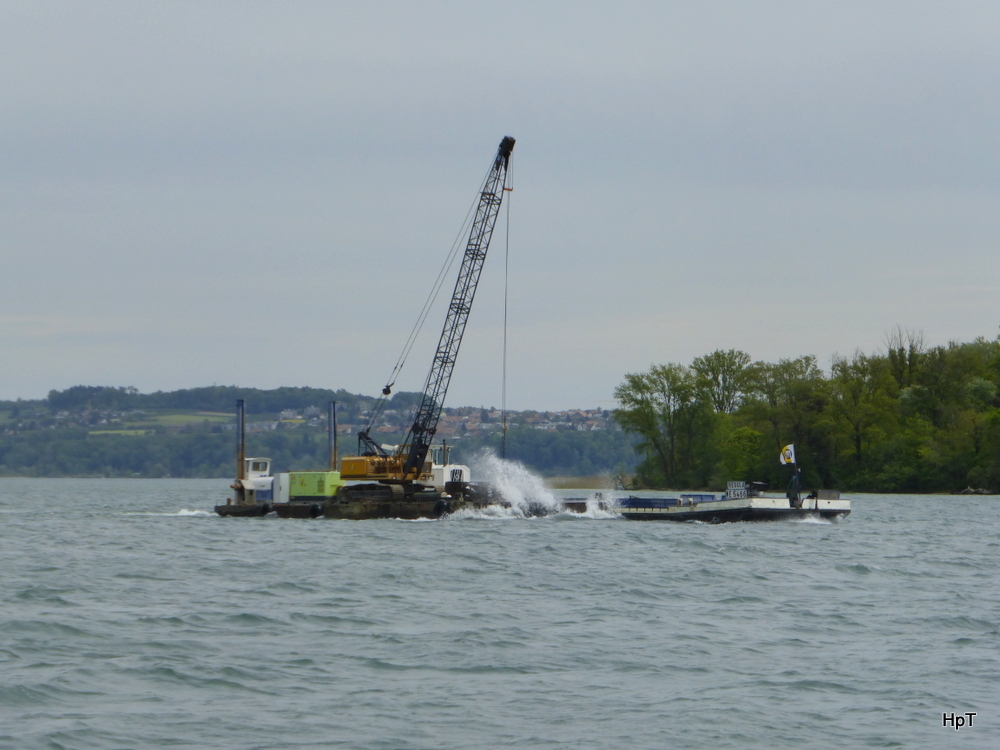 Bielersee - Barke Regula mit Kran unterwegs bei Twann am 06.05.2014