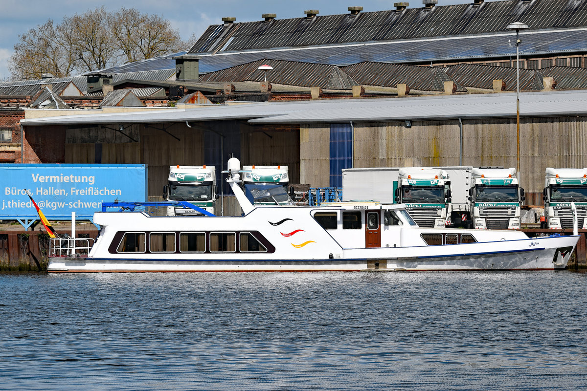 BIJOU (ENI-Nr.: 03320424, MMSI : 211807720) am 5.5.2019 in Lübeck. Das 27 m lange Motorboot wurde 1959 gebaut bei der Rheinwerft Mainz-Mombach