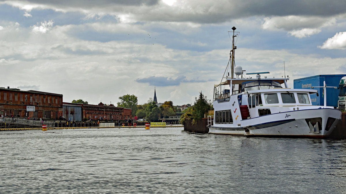 BIJOU (ENI-Nr.: 03320424, MMSI : 211807720) am 8.9.2019 in Lübeck. Das 27 m lange Motorboot wurde 1959 gebaut bei der Rheinwerft Mainz-Mombach.
Im Hintergrund ist eine erst kürzlich errichtete Ponton-Brücke zu sehen, welche die Wallhalbinsel mit dem Gelände der Gollan Kulturwerft verbindet. Die Brücke für Fußgänger und Radfahrer soll bis zum 21.9.2019 bestehen bleiben.