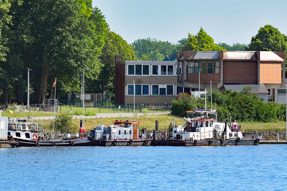 Bildmitte: Schubboot KNURRHAHN (05109750) am 21.06.2020 unweit der Port Authority auf der Herreninsel Lübeck