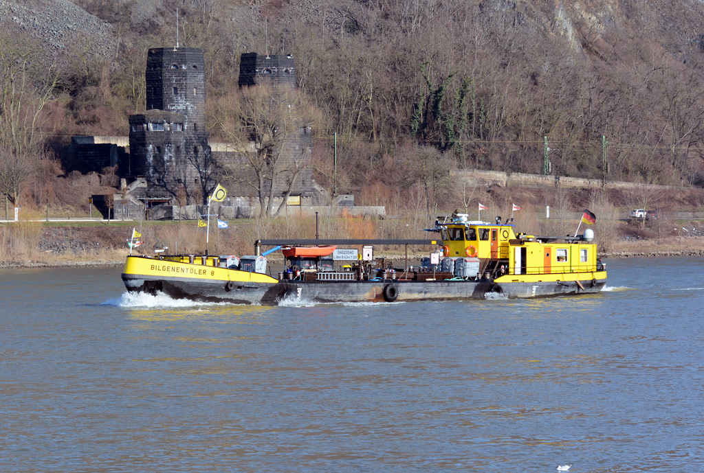  Bilgenentöler-8  auf dem Rhein bei Remagen. Im Hintergrund die rechtsrheinischen Brückenpfeiler der  Brücke von Remagen .  07.02.2015