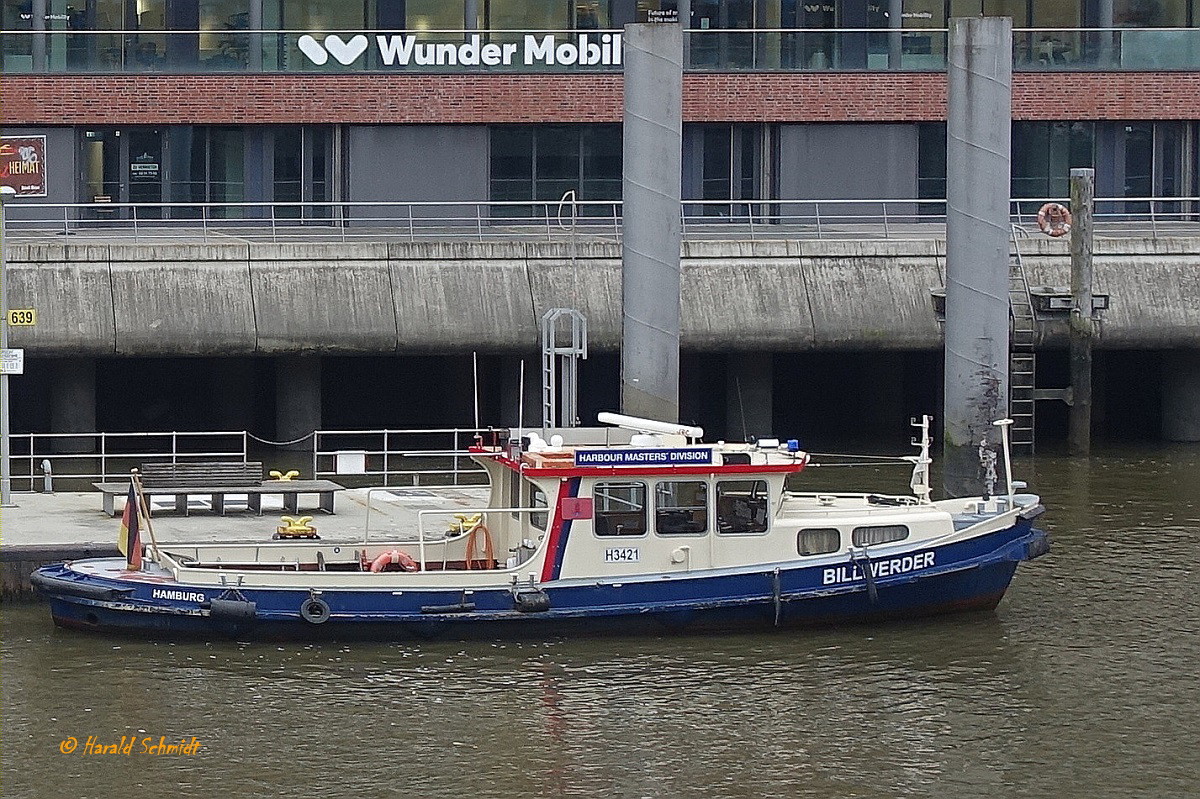 BILLWERDER (H 3421) am 16.11.2021 Hamburg, Magdeburger Hafen, Anleger „Maritimes Museum“  /
ex-Name: HAFENVERWALTUNG 3 /  
Barkasse / Lüa 15,1 m, B 3,4 m, Tg 1,4 m / 1 MAN-Diesel, D2866 LXE40, 190 kW (258 PS) / gebaut 1974 bei Staackwerft, Lübeck / Eigner: HPA, Flagge D, Heimathafen Hamburg /   
Aufgaben: Verbringen von Personen innerhalb des Hafens und leichte Schlepparbeiten /
