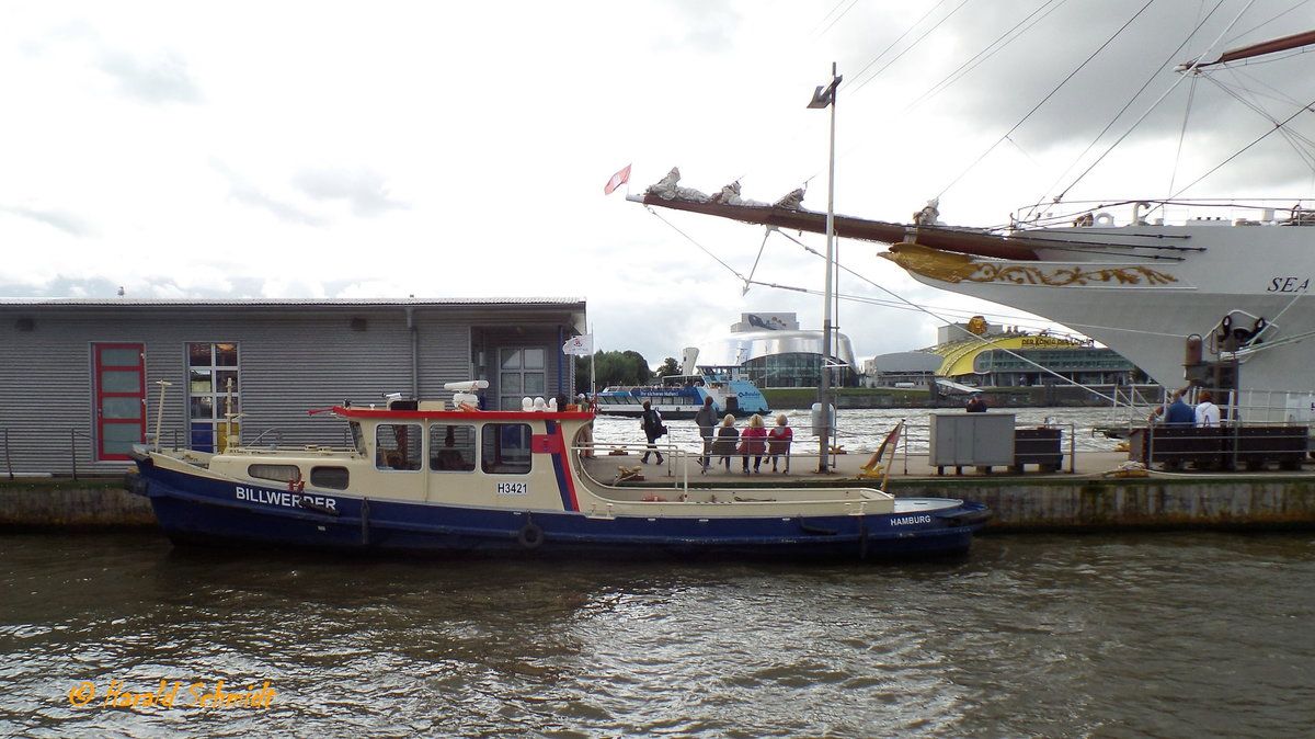 BILLWERDER (H 3421) am 21.8.2017, Hamburg, Elbe, Liegeplatz Überseebrücke / im neuen Farbkleid: blauer Rumpf / 
 
Barkasse / Lüa 16,48 m, B 3,9 m / Aufgaben lt. HPA: Verbringen von Personen innerhalb des Baggerbetriebes und leichte Schlepparbeiten  / 
