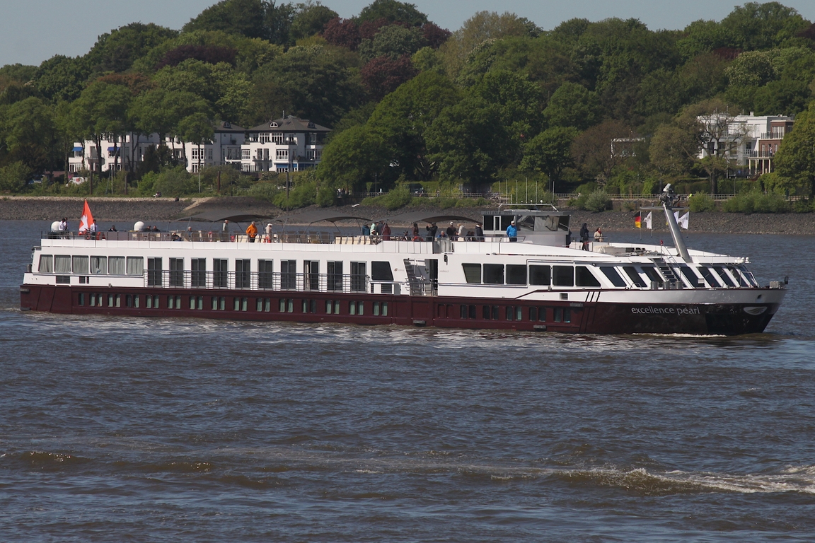 Binnen-Kreuzfahrtschiff EXCELLENCE PEARL (ENI 07001819); Datum: 08.05.2026; Aufnahmeort: Elbe/Hafen Hamburg, Deutschland. Das Bild entstand anl�sslich der Einlaufparade zum 837. Hafengeburtstag.