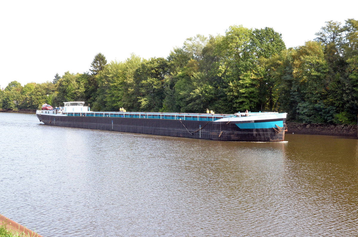 Binnenfrachtschiff Emelie D. vor der Schleuse Oldenburg  am 26.09.2018.