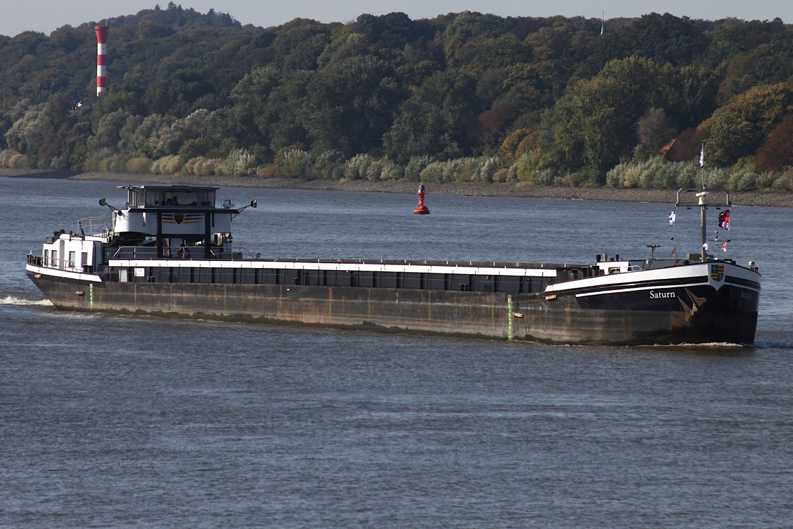 Binnenfrachtschiff SATURN (ENI 04019890); Datum: 29.09.2025; Aufnahmeort: Elbe/Hafen Hamburg, Deutschland.