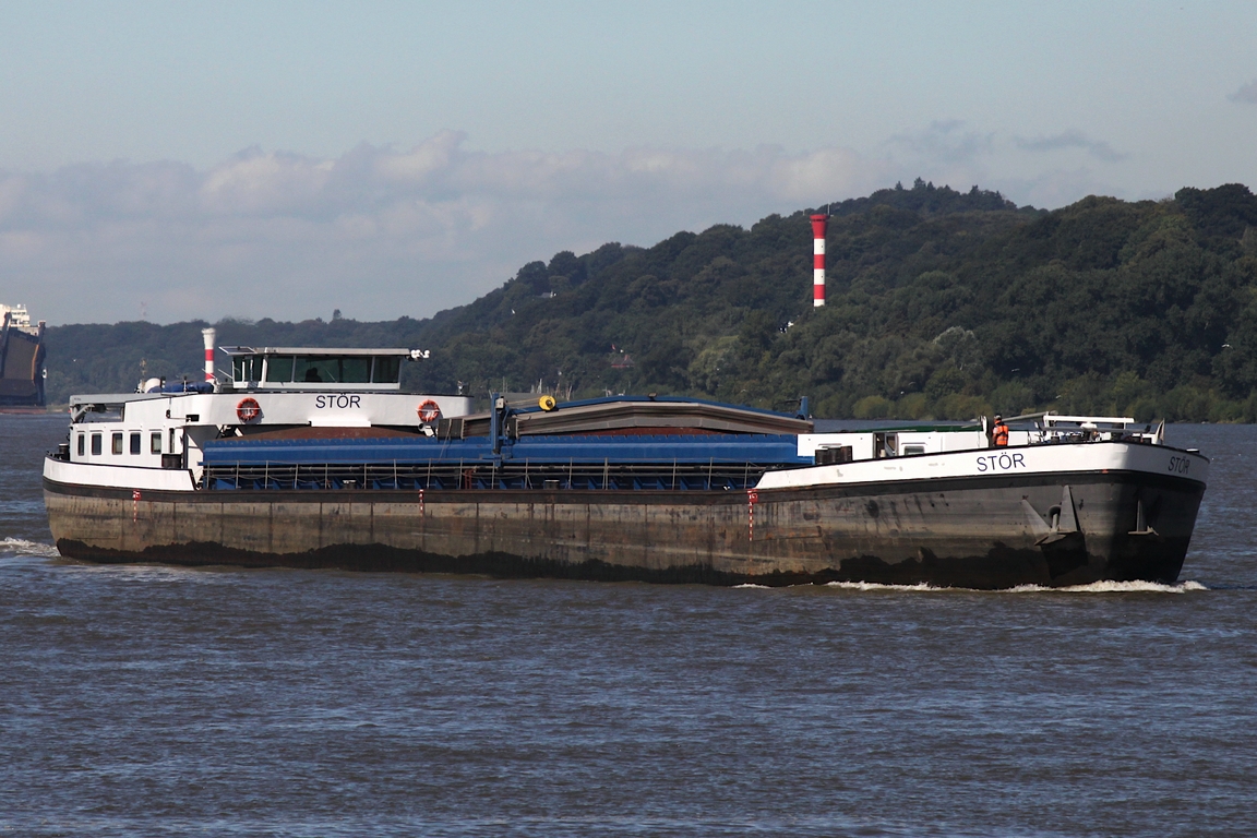 Binnenfrachtschiff ST�R (ENI 02324221); Datum: 19.08.2025; Aufnahmeort: Elbe/Hafen Hamburg, Deutschland.