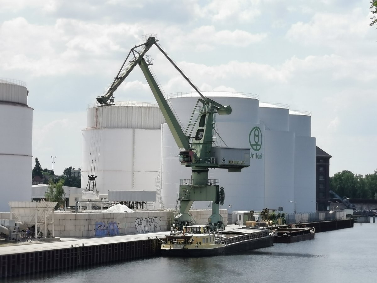 Binnenschiff BM5254 bei der Beladung mit Schüttgut bei BEHALA am Westhafen in Berlin. Foto vom 17.06.2020.