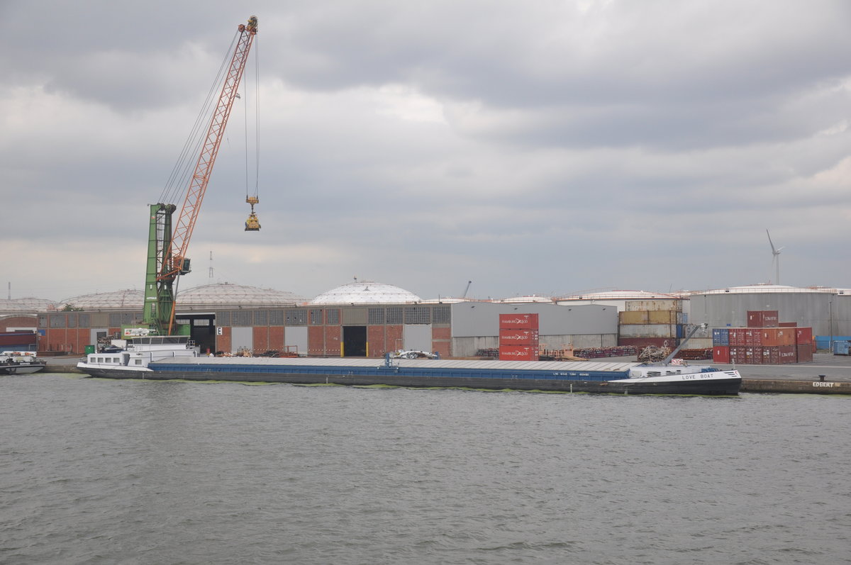 Binnenschiff Love Boat aufgenommen 25.09.2016 im Hafen von Antwerpen