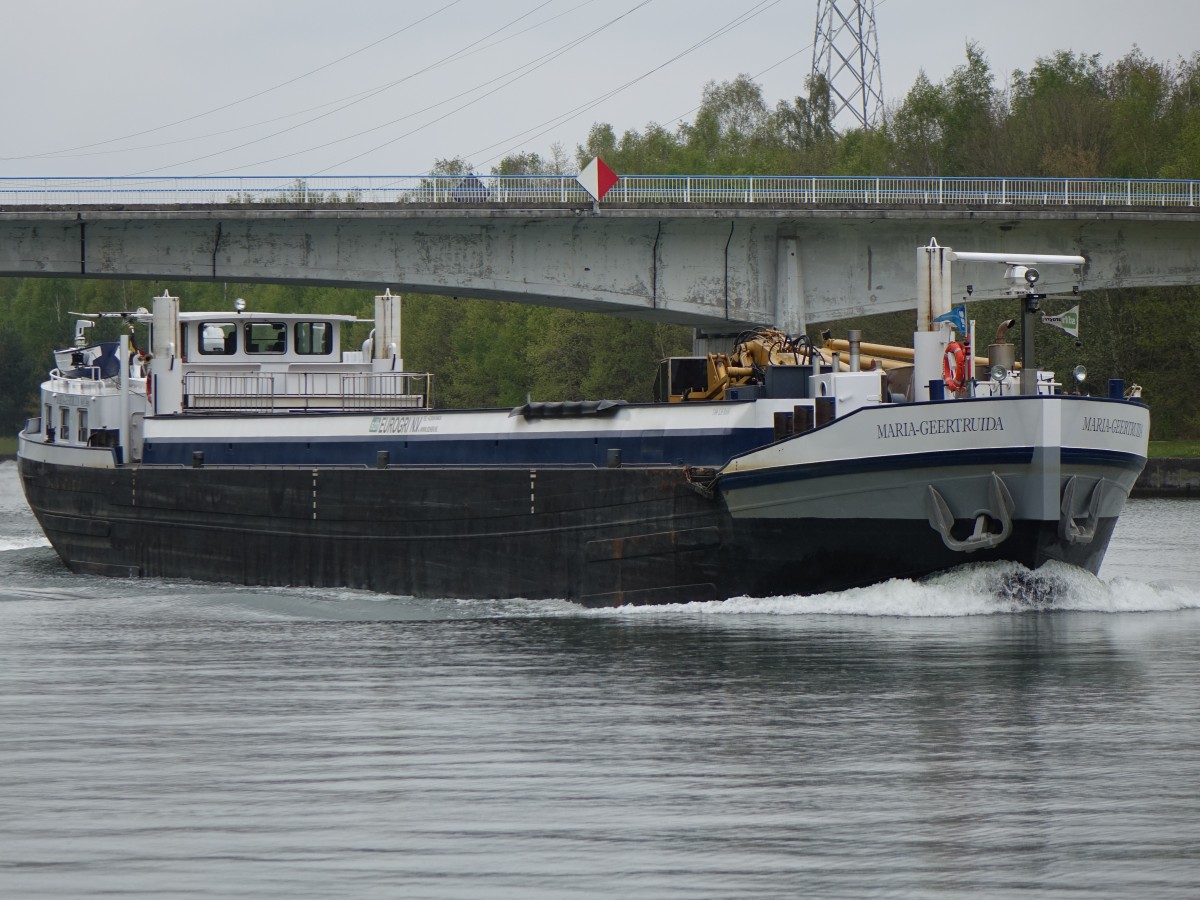 Binnenschiff Maria Geertruida auf dem Albert Kanal bei Eigenbilzen (25.04.2015)