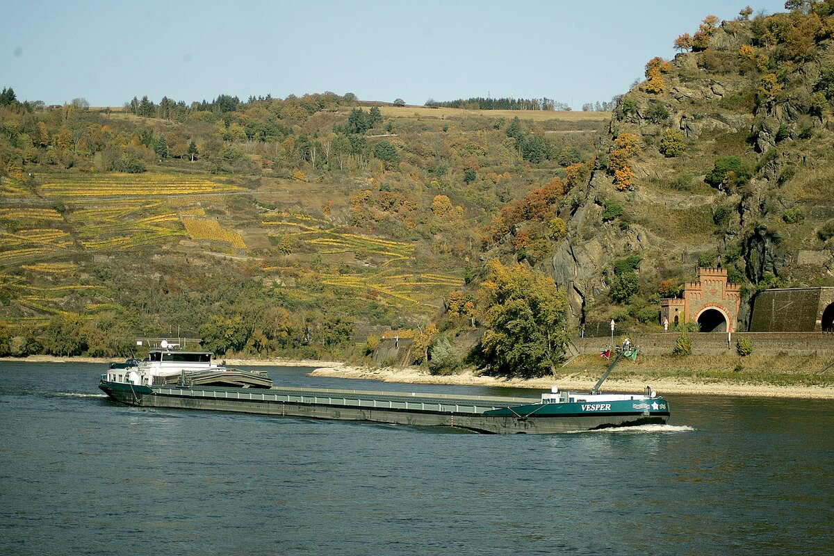 Binnenschiff Vesper am 24.10.2021 bei Oberwesel / Rhein