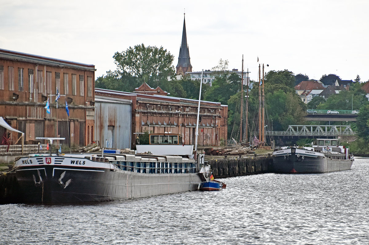 Binnenschiff WELS (im Vorgerund) im Hafen von Lübeck am 29.07.2017. ENI: 02313778
MMSI: 211573560
Rufzeichen: DK6524
Gesamtlänge x Grösste Breite: 80m × 8.2m

Im Hintergrund die LOBENSTEIN (MMSI: 211497070), Ex-Name: Lesum – L: 70 m – B: 7,60 m – Tg: 2,20 m – T: 787 t – PS: 390/MaK – Bj: 1956 bei der Teltow Werft in Berlin/D

