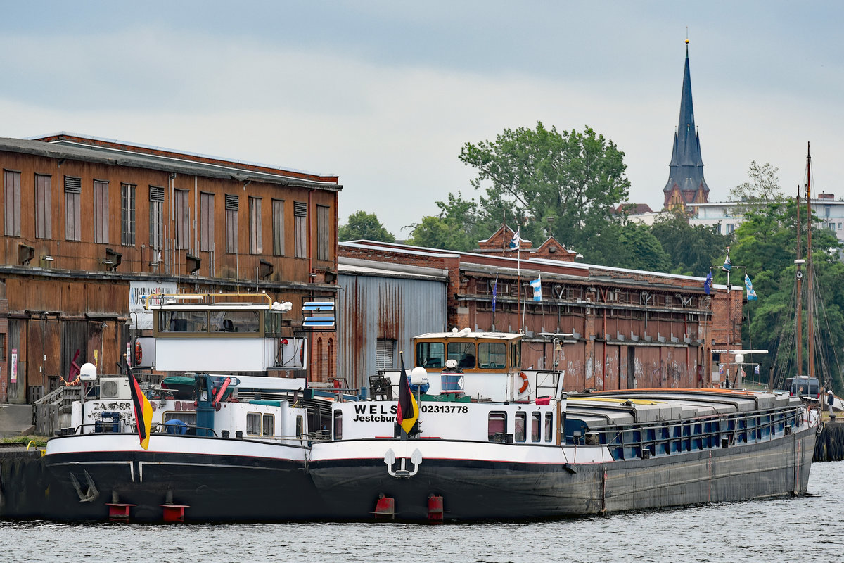 Binnenschiff WELS (rechts im Bild) im Hafen von Lübeck am 06.07.2019. ENI: 02313778. Links liegt ZANDER