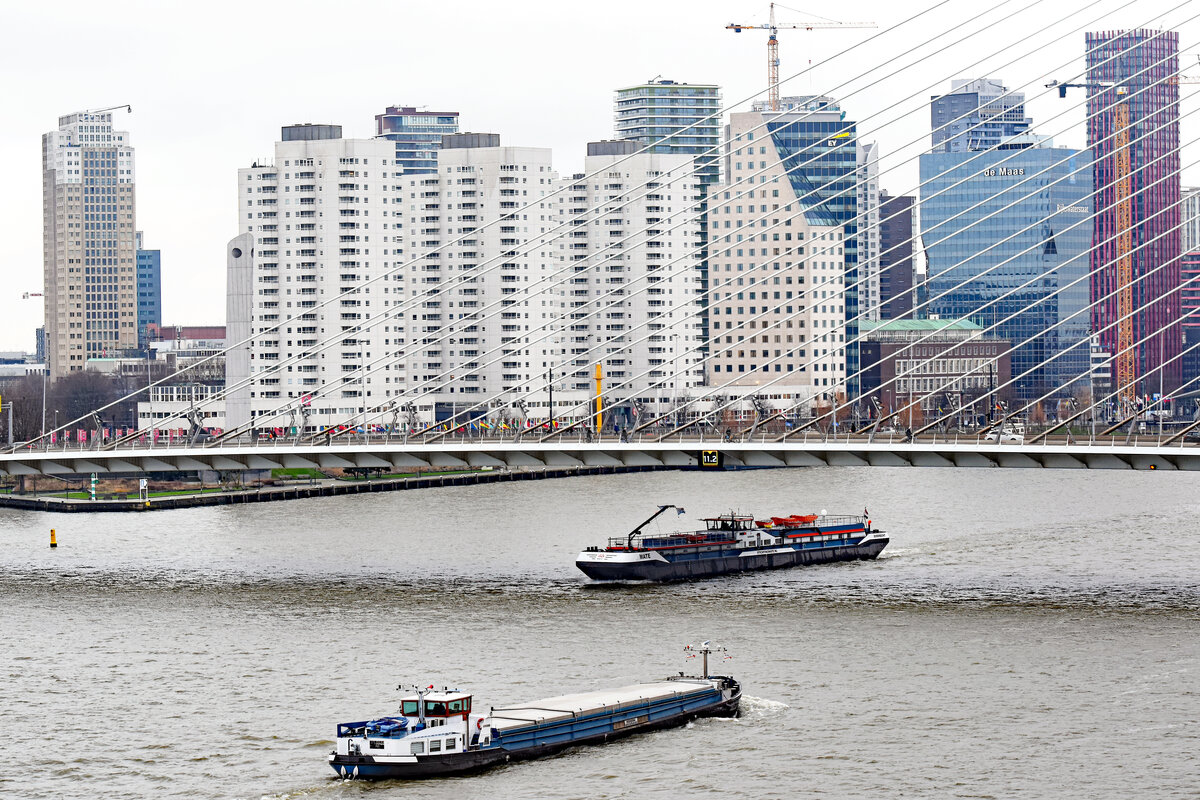 Binnenschiffe MATE (oben im Bild, ENI 2204595) und FURORE (ENI 03170633) am 9.2.2022 im Hafen von Rotterdam