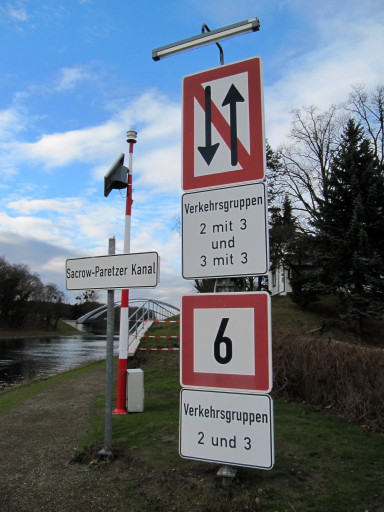 Binnenschifffahrtszeichen am Sacrow-Paretzer Kanal bei Nedlitz am 30.01.2015. Begegnungsverbot für bestemmte Verkehrsgruppen zeigen die beiden oberen Tafeln an und eine V-max auch nur für bestemmte Verkehrsgruppen - die beiden unteren Tafeln.