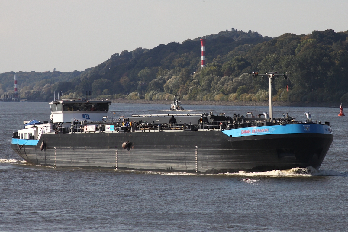 Binnentankschiff DANIEL DEYMANN (ENI 02332046); Datum: 29.09.2025; Aufnahmeort: Elbe/Hafen Hamburg, Deutschland.