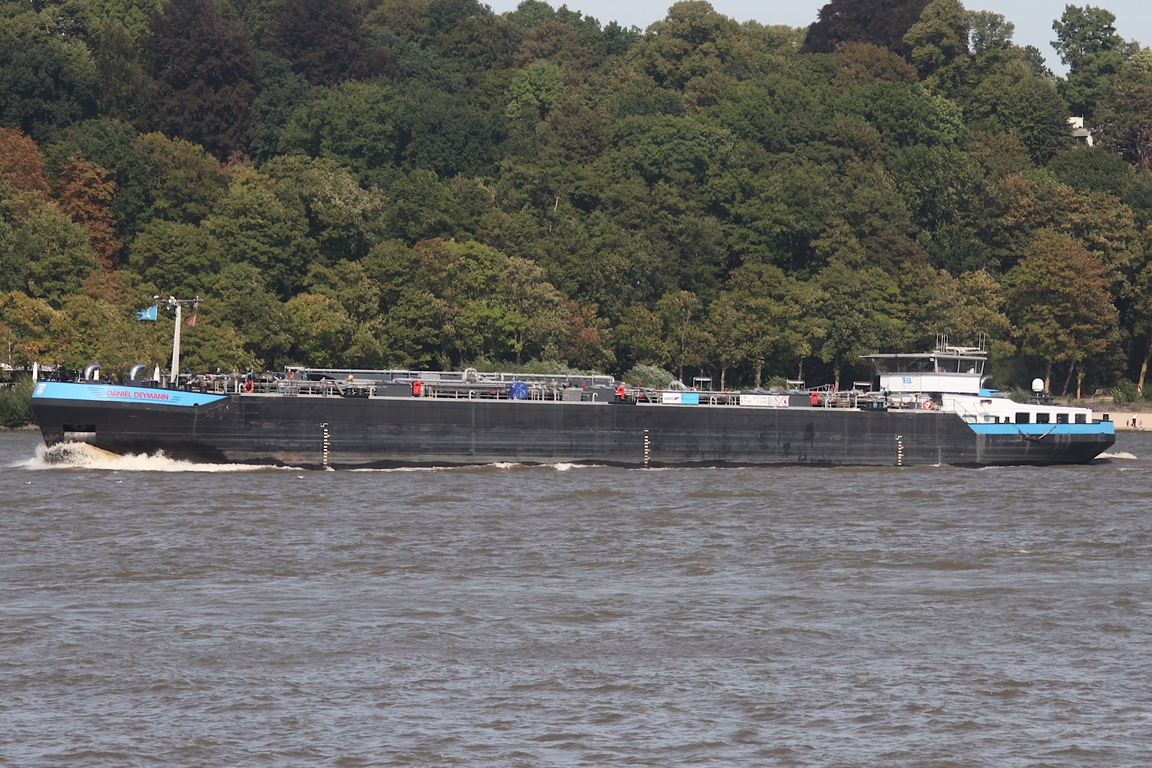 Binnentankschiff DANIEL DEYMANN (ENI 02332046); Datum: 27.08.2026; Aufnahmeort: Elbe/Hafen Hamburg, Deutschland.
