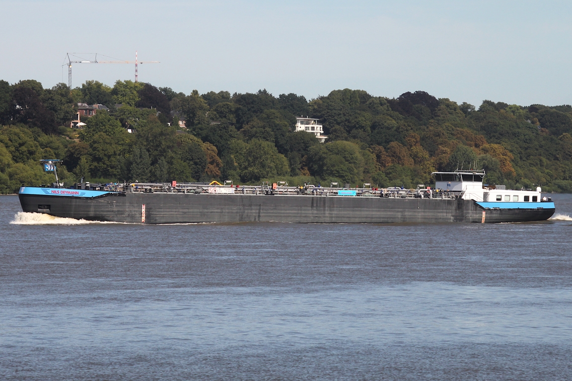 Binnentankschiff NILS DEYMANN (ENI 02331667); Eigner/Betreiber: Deymann; Datum: 12.08.2026; Aufnahmeort: Elbe/Hafen Hamburg, Deutschland.
