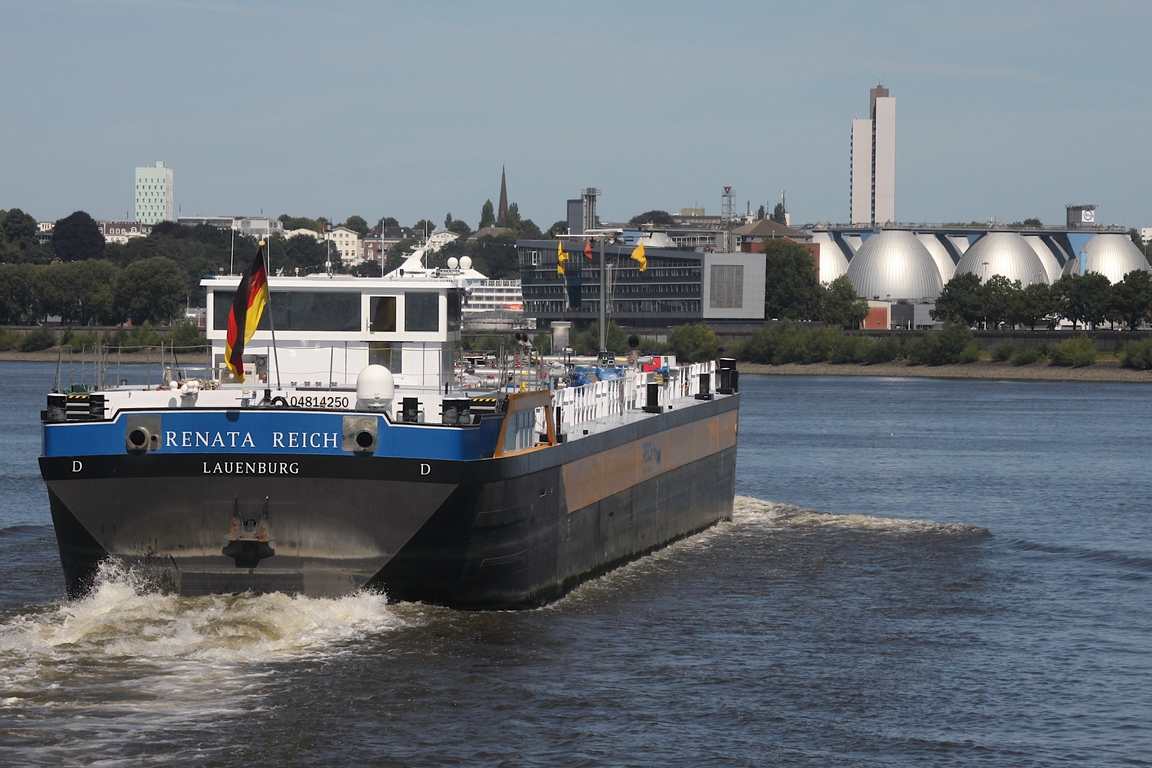 Binnentankschiff RENATA REICH (ENI 04814250); Datum: 12.08.2026; Aufnahmeort: Elbe/Hafen Hamburg, Deutschland.