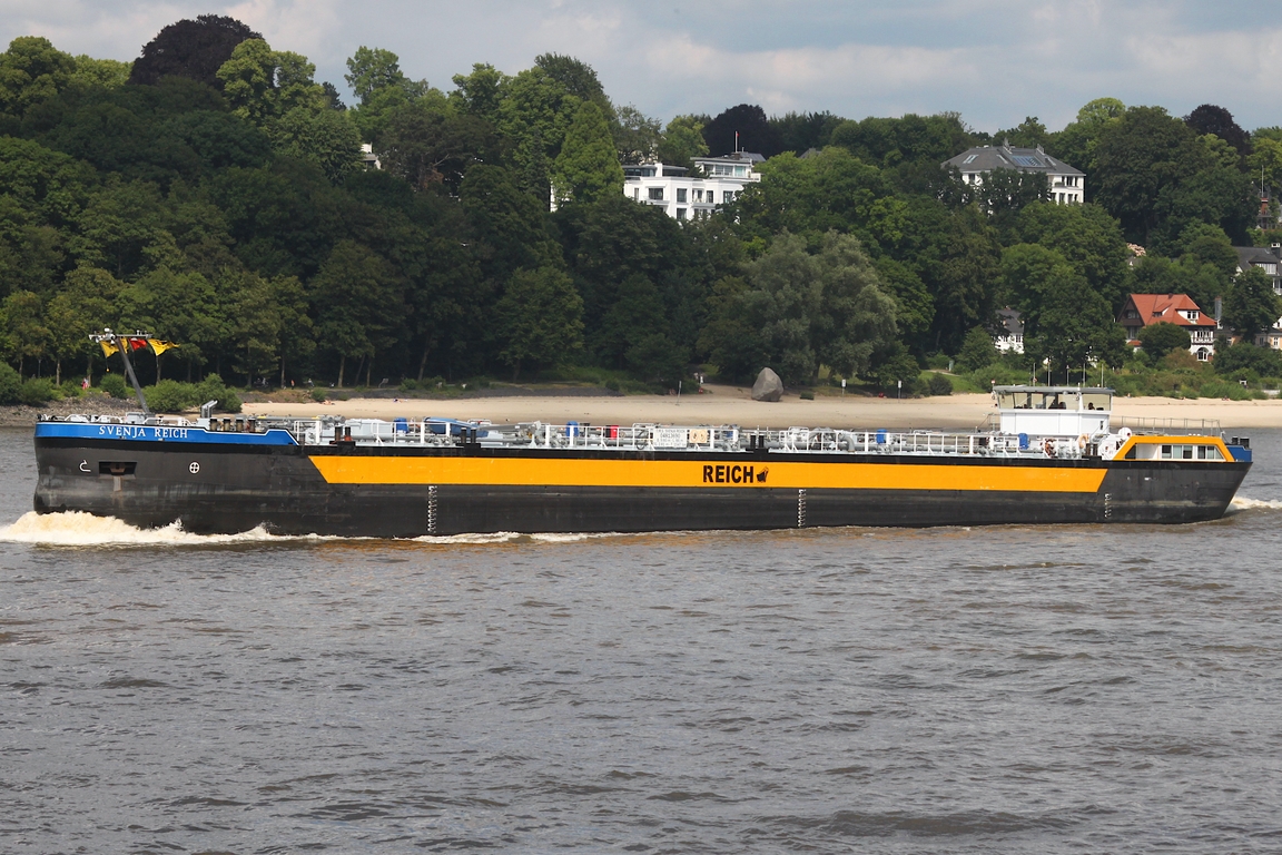 Binnentankschiff SVENJA REICH (ENI 04813690); Datum: 18.06.2026; Aufnahmeort: Elbe/Hafen Hamburg, Deutschland. 