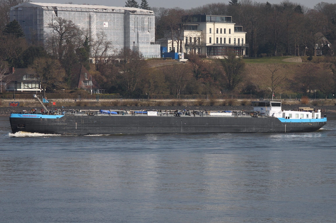 Binnentankschiff WALTER DEYMANN (ENI 4807460); Datum: 09.03.2026; Aufnahmeort: Elbe/Hafen Hamburg, Deutschland.