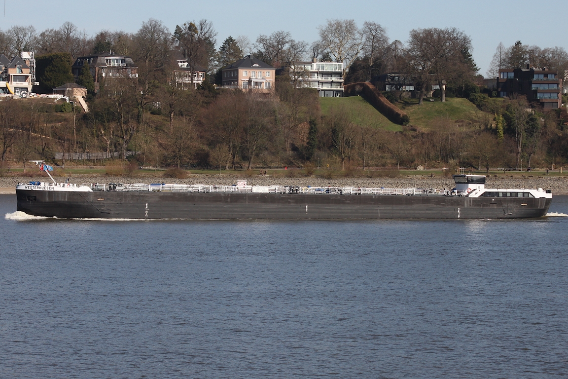 Binnentankschiff WESTERHUESEN (ENI 04813670) ; Datum: 18.03.2026; Aufnahmeort: Elbe/Hafen Hamburg, Deutschland.