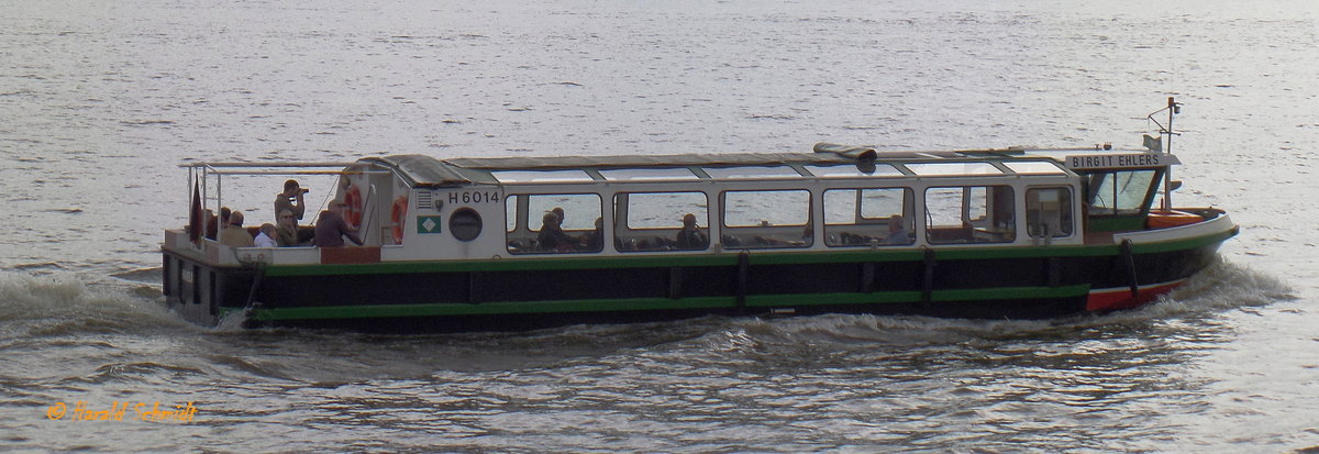 BIRGIT EHLERS  H 6014 am 12.4.2016, Hamburg, Elbe Höhe Neumühlen /
Sinksichere Barkasse / / Lüa 16,64 m, B 4,66 m / 1 Diesel, Iveco, 85 kW, 116 PS / max. 75 Fahrg. / 2006 bei Feltz Werft, HH-Finkenwerder / Eigner: Barkassen-Centrale Ehlers GmbH