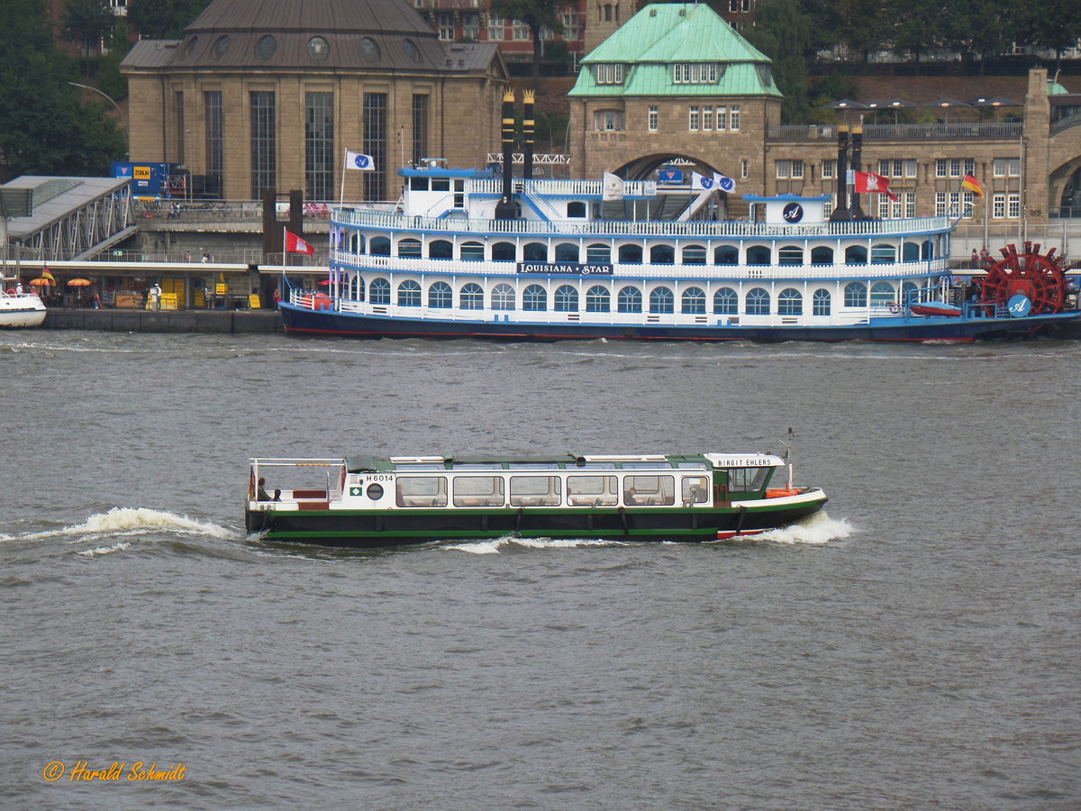 BIRGIT EHLERS (H 6014) am 1.9.2016, Hamburg, Elbe Höhe Landungsbrücken /

Sinksichere Barkasse / / Lüa 16,64 m, B 4,66 m / 1 Diesel, Iveco, 85 kW, 116 PS / max. 75 Fahrg. / 2006 bei Feltz Werft, HH-Finkenwerder / Eigner: Barkassen-Centrale Ehlers GmbH
