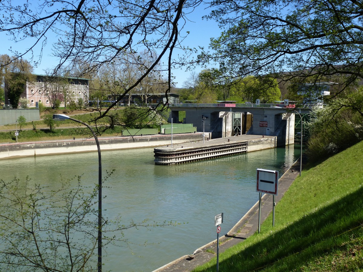 Birsfelden im Kanton Basel, Blick auf die Einfahrt in die 2-Kammer-Schleuse, die wohl wichtigste Schleuse der Schweiz mit ca. 14.000 Schleusungen pro Jahr, April 2015