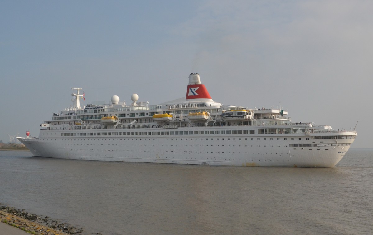 BLACK  WATCH bei der Einfahrt in die Schleuse Brunsbttel Richtung Kiel am 04.10.15. Das Kreuzfahrtschiff wurde 1972 in Dienst gesellt und trug unteranderem die Namen: Royal Viking Star,   Westward, Star Odyssey  bis 1996. Heimathafen Nassau (Bahamas) Lnge: 205,46m, Breite: 25,20m, Tiefgang: 7,55m, Mit 868 Passagieren und 330 Mann Besatzung  IMO-Nr. 7108930.