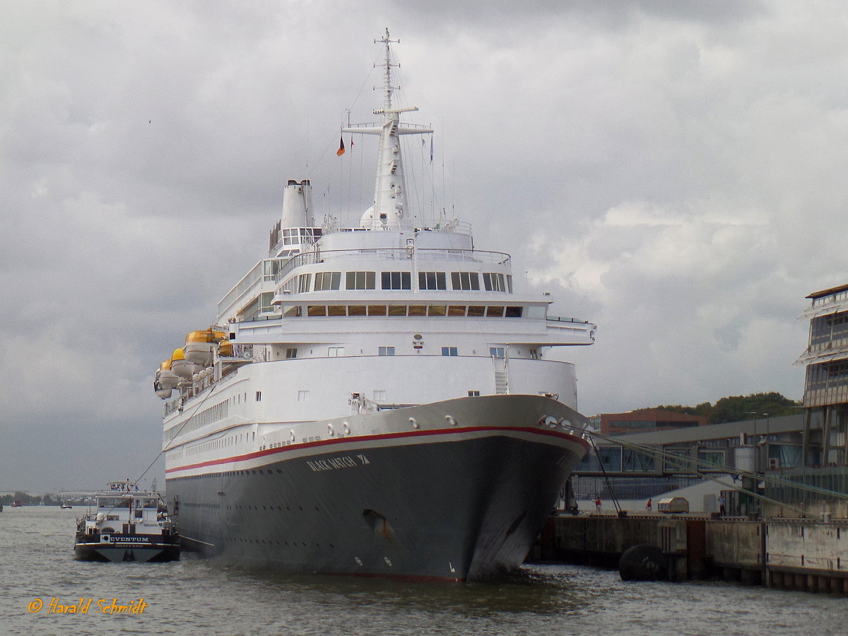 BLACK WATCH (IMO 7108930) am 26.9.2016, Hamburg, Elbe, Kreuzfahrtcenter Altona / 
Ex-Namen: ROYAL VIKING STAR (1972–1991); WESTWARD (1991–1994); STAR ODYSSEY (1994-1996) /
Kreuzfahrtschiff / BRT 28.613 / Lüa 205,46 m, B 25,2 m, Tg 7,55 m / 4 Diesel, MAN B&W 7L32/40, 14.000 kW (19.035 PS), 22 kn / gebaut 1972 bei Wärtsilä, Helsinki / Eigner: Black Watch Cruise Limited, Manager: Fred Olsen Marine Services AS / Flagge: Bahamas, Heimathafen: Nassau /  
1981 verlängert von 177,7 m auf 205,46m, 2005 neue Maschinenanlage / 
